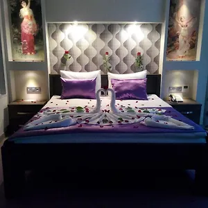 Rey Manes Otel